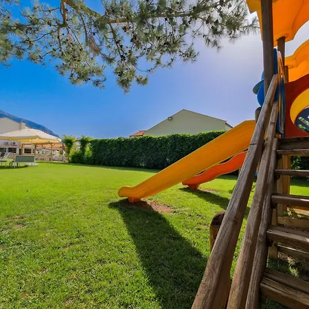 Ξενοδοχείο Larimar 2*