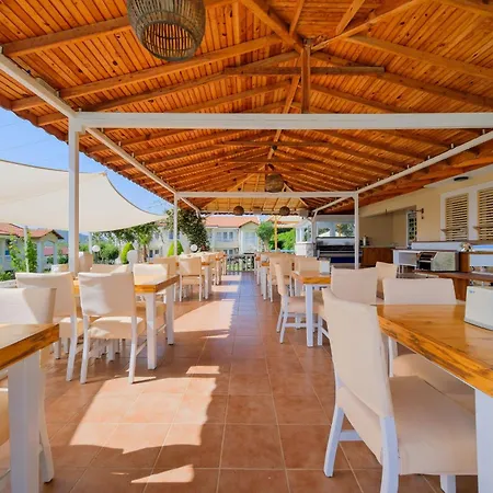 Larimar Otel 2*