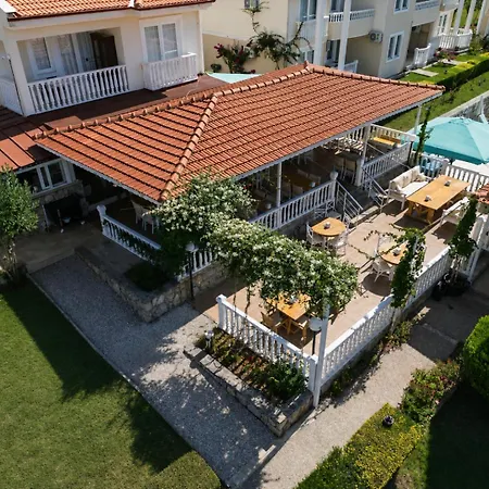 Hotel Larimar 2*